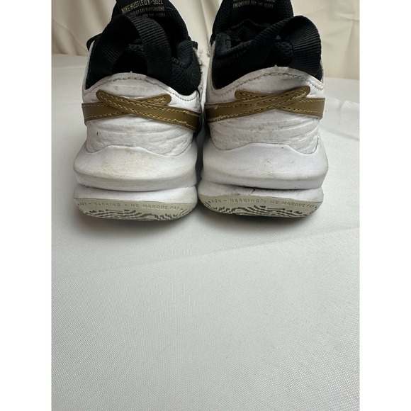 Nike Team Hustle D 10 Youth Kids Size 4 (GS) Black Gold Basketball Shoes - Picture 3 of 7